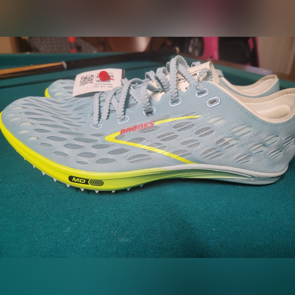UNISEX BROOKS ELMN8 V7 Track Shoes Men Size 10 or Women 11.5